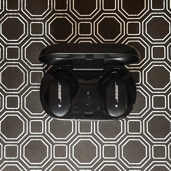 Bose QuietComfort Noise Cancelling True Wireless Bluetooth Earbuds - Picture 5 of 7